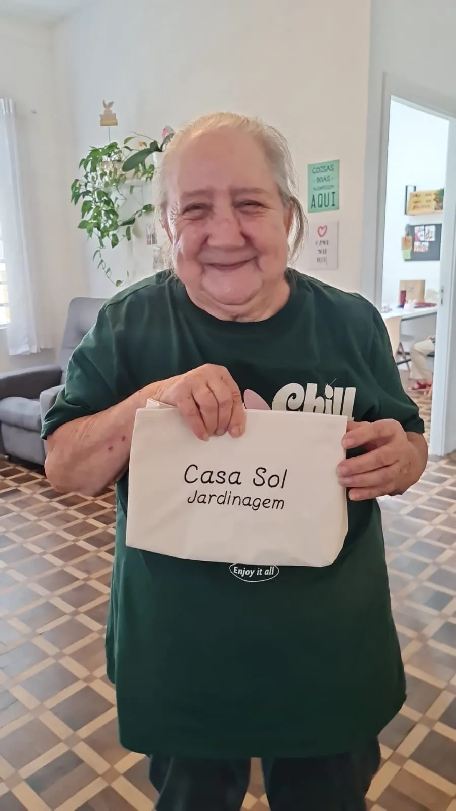 Idosa praticando atividade com alegria na Casa Sol